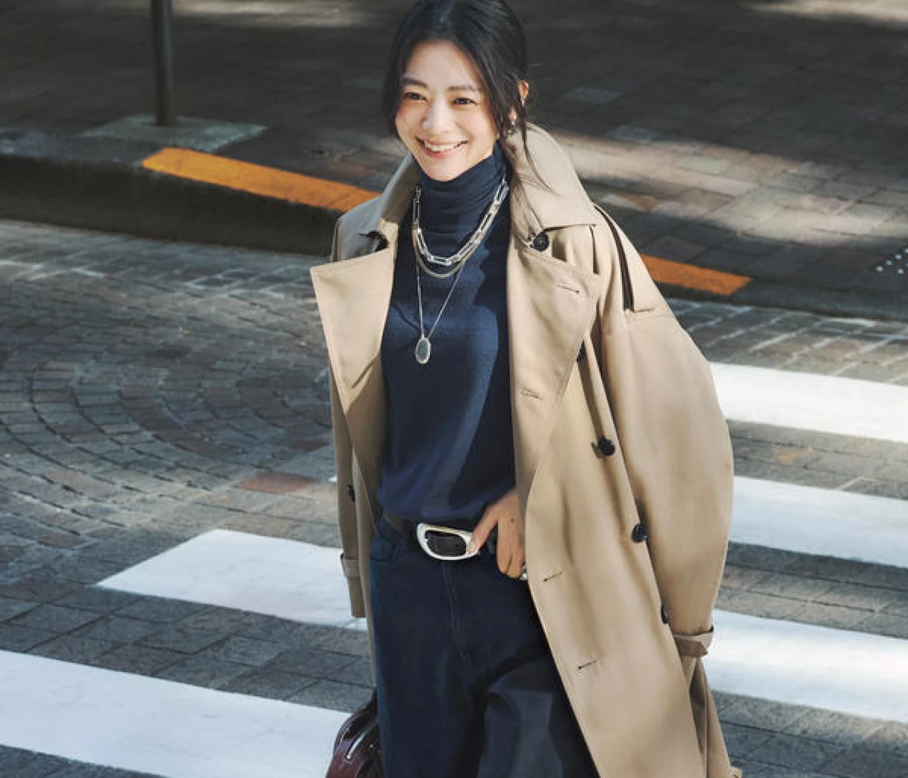 【ローファーコーデ】王道トレンチと合わせてとことん品よく【BAILA今日のコーデ】