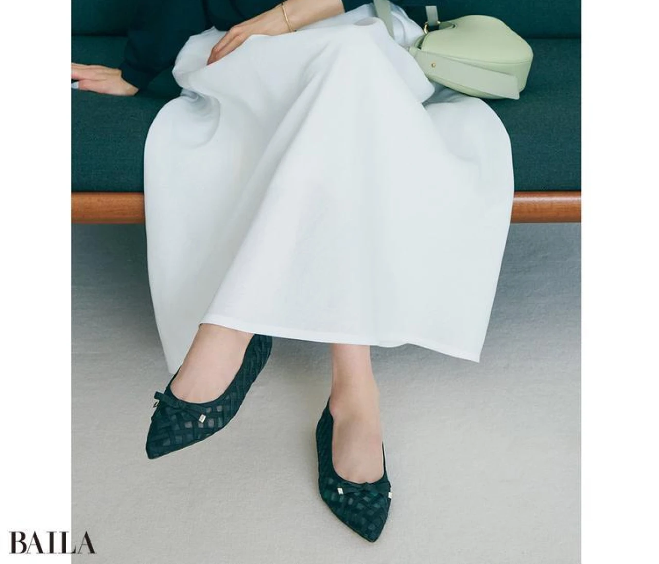 働く30代のフラットパンプス（写真）