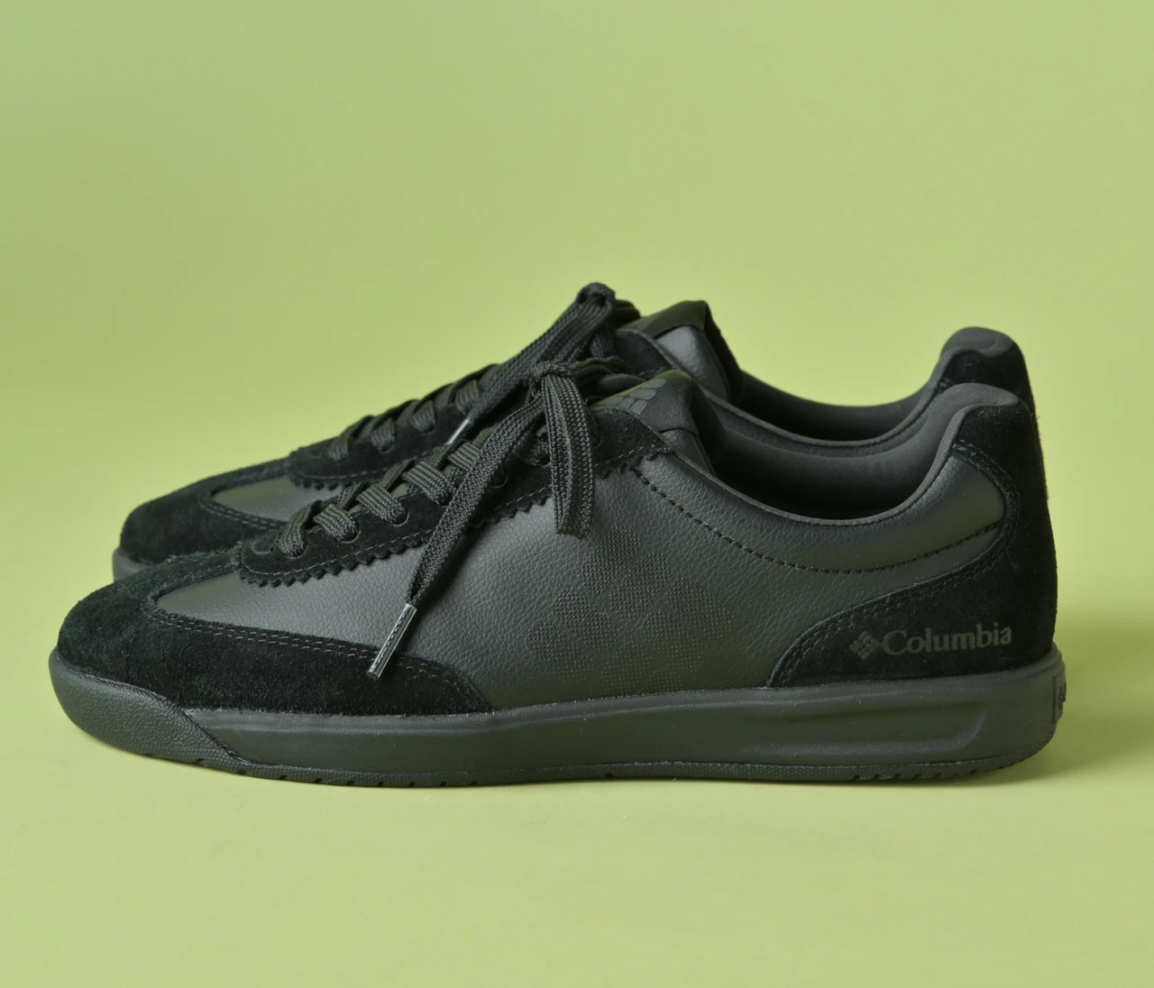 雨の日もおしゃれに。「コロンビア」の防水スニーカーはレザー×スウェードで上品見え【きれいめ服に似合う黒スニーカー】