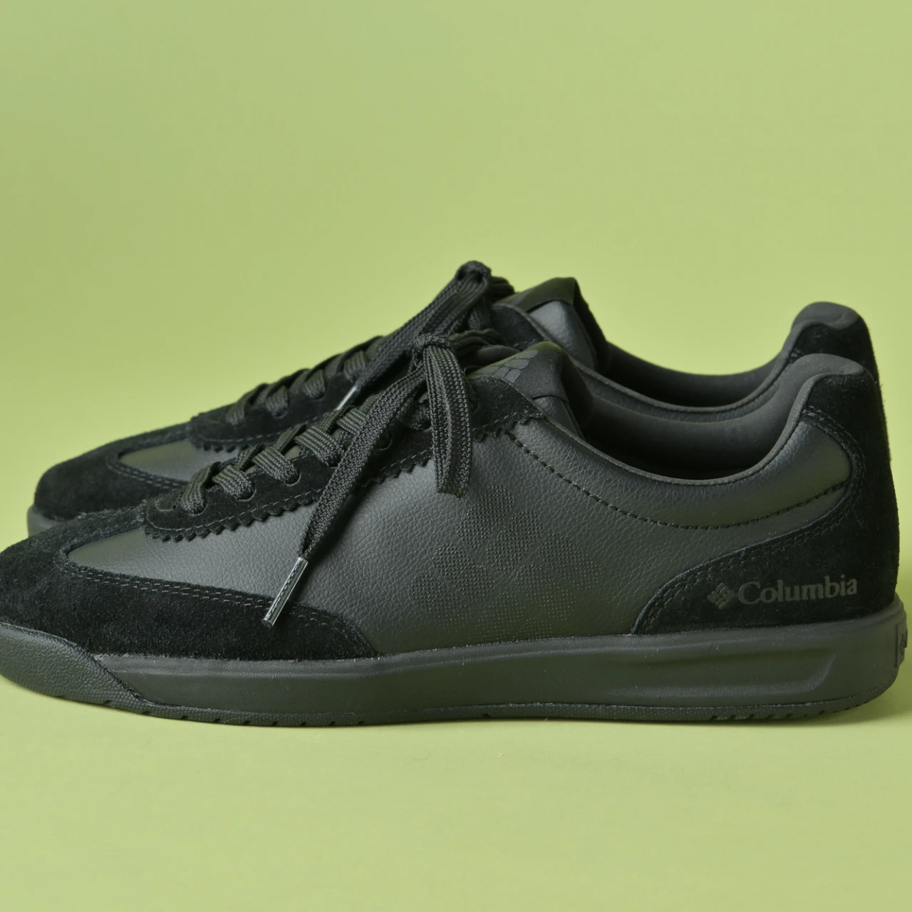 雨の日もおしゃれに。「コロンビア」の防水スニーカーはレザー×スウェードで上品見え【きれいめ服に似合う黒スニーカー】