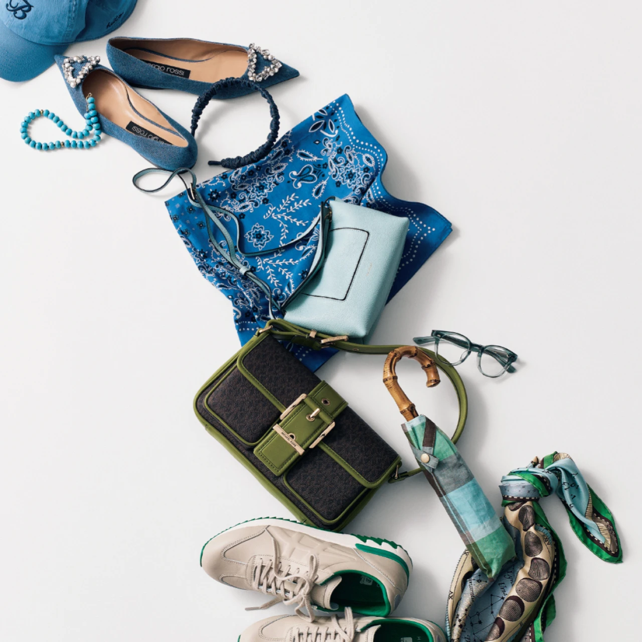 大人はきれい色スニーカーやバッグ、日傘をオフィスコーデのアクセントに！【ブルー＆グリーンの小物10選】