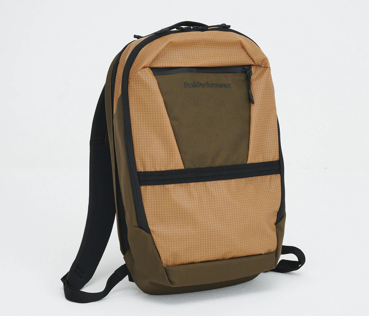 大きく開いて、荷物が取り出しやすい「ピークパフォーマンス」の大容量リュック【優秀通勤リュック】