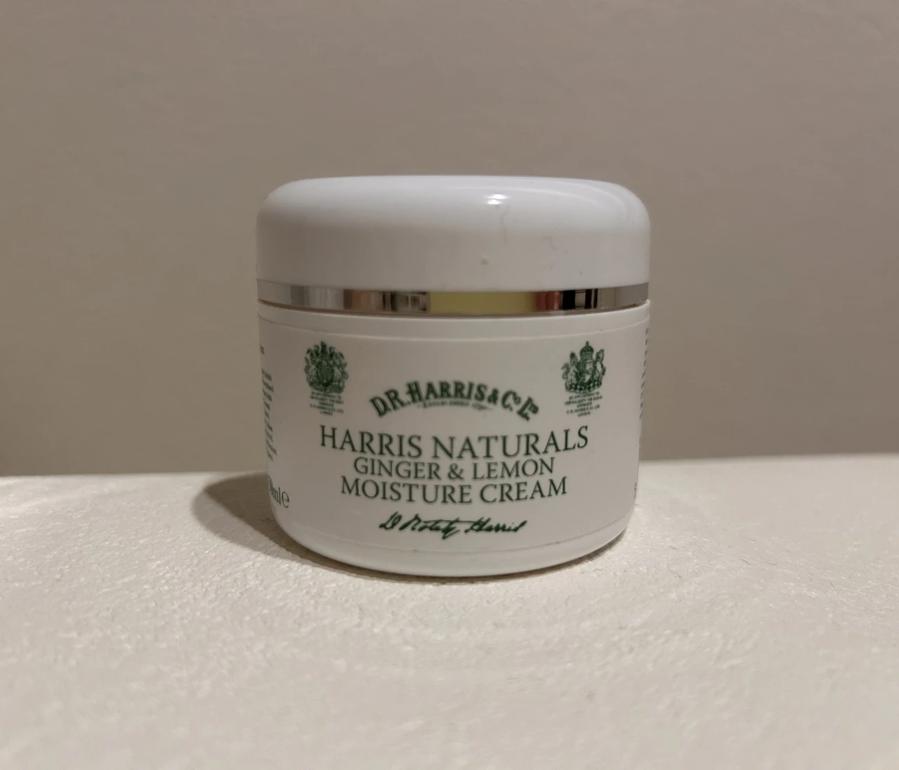 イギリス土産に購入したい。英国王室御用達「D.R.HARRIS」で叶える上質スキンケア！