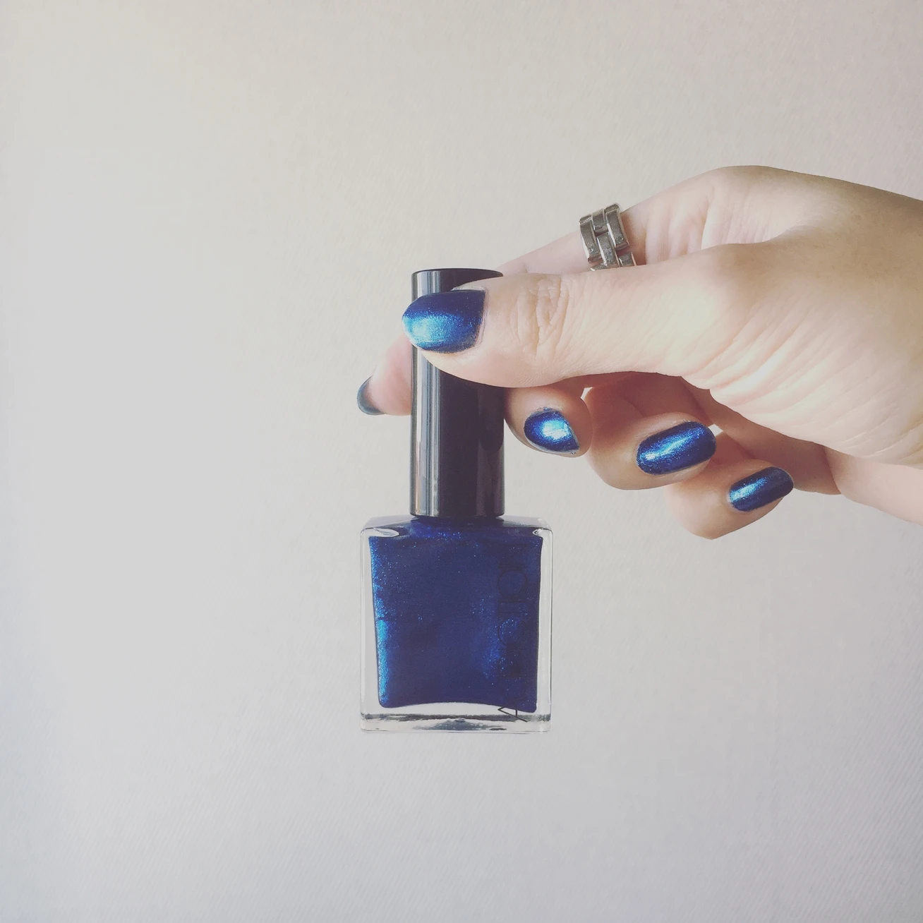 【日曜夜のネイル時間】水底みたいなアディクションのメタリックブルー