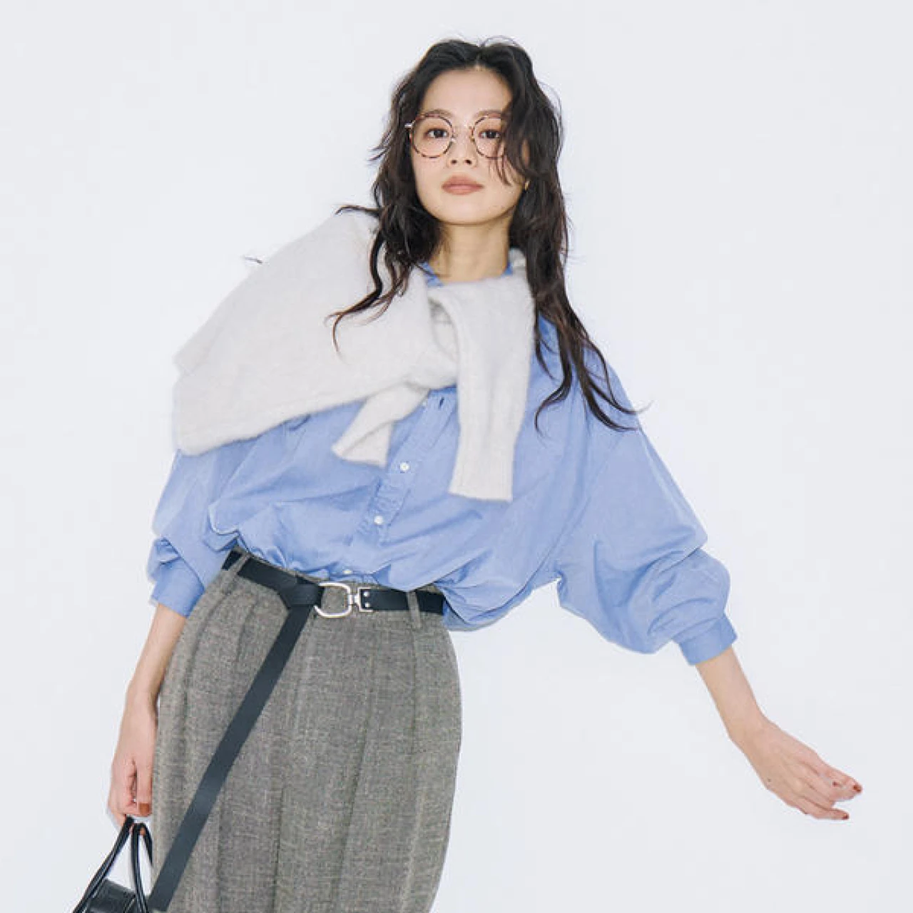 【ベルトのあか抜けテク】垂らして「抜け感アップ」、巻いて「女っぽく」!コーデを格上げするベルト使いを伝授