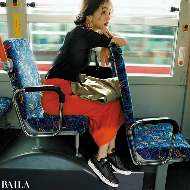 きれいめコーデに! 辛め派の通勤服にぴったりな【黒レザー】スニーカー6選