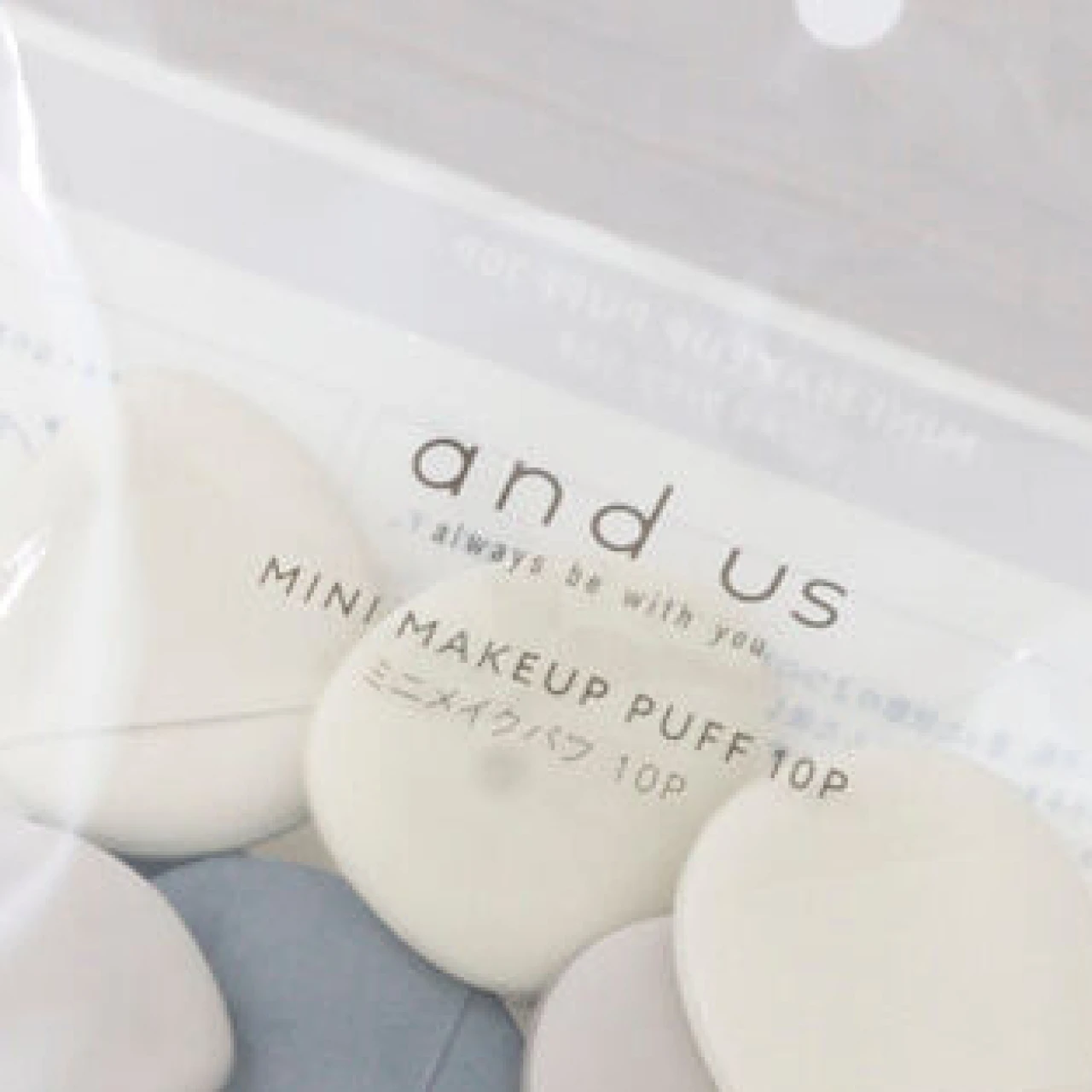 衛生的で肌にもお財布にもやさしい「スリーコインズ」の「ミニメイクパフ10個セット」はニキビカバーにも重宝する神ツール!【30代の三つ星プチプラコスメ】