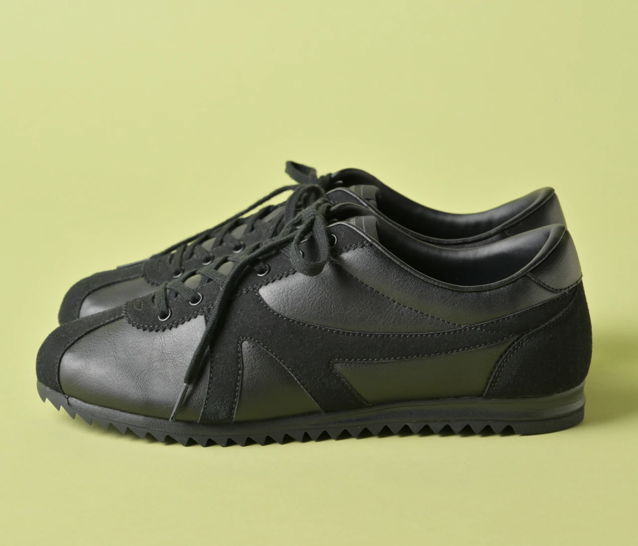 1万円以下で見つけた！「ムーンスター」の「ジャガーマキシム」はフェミニン派におすすめの一足【きれいめ服に似合う黒スニーカー】