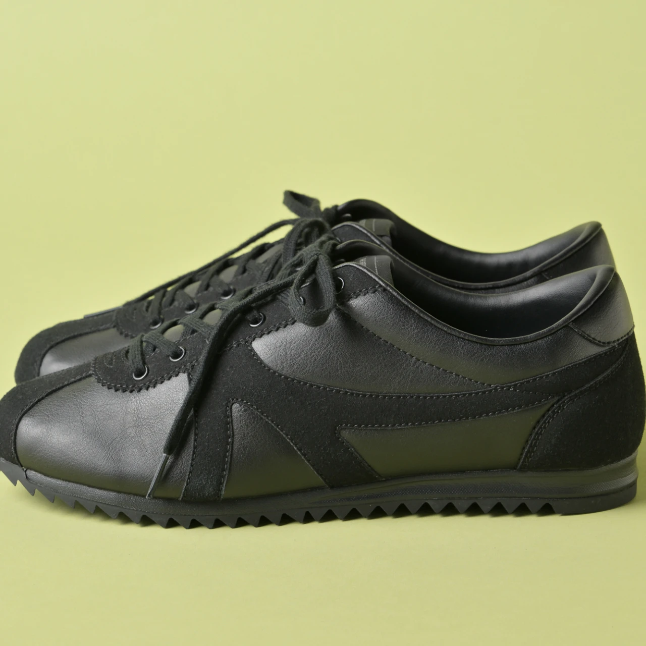 1万円以下で見つけた！「ムーンスター」の「ジャガーマキシム」はフェミニン派におすすめの一足【きれいめ服に似合う黒スニーカー】