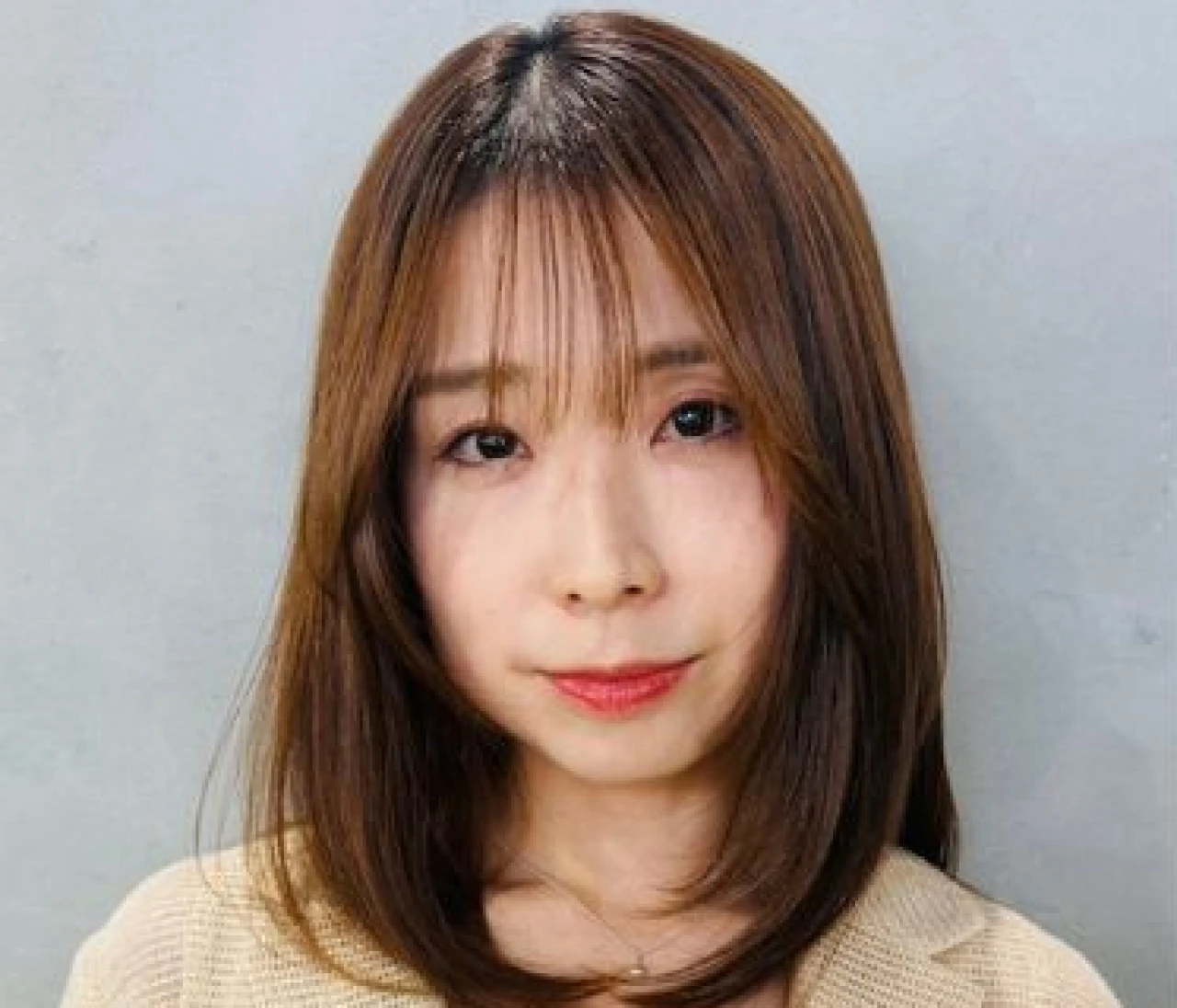 【30代の小顔見えヘア】自然な内巻きレイヤーで「ベース型」の顔をカバー！