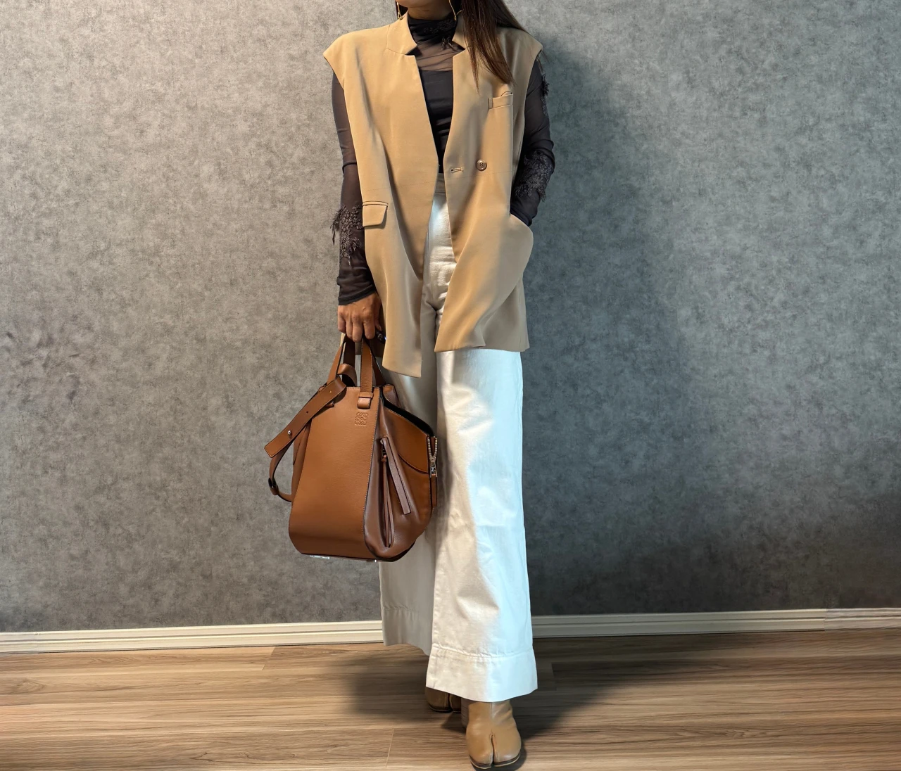 【ジレを使ったブラウンコーデ】白デニム×ブラウンTABIブーツ×シアートップスで楽しむ休日コーデ