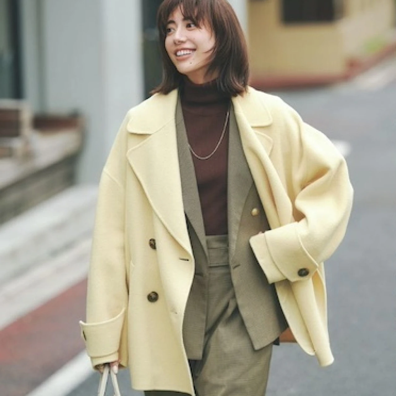 【きれい色コート6選】羽織るだけで気分が上がる、2026年の「出社コート」はきれい色で決まり！