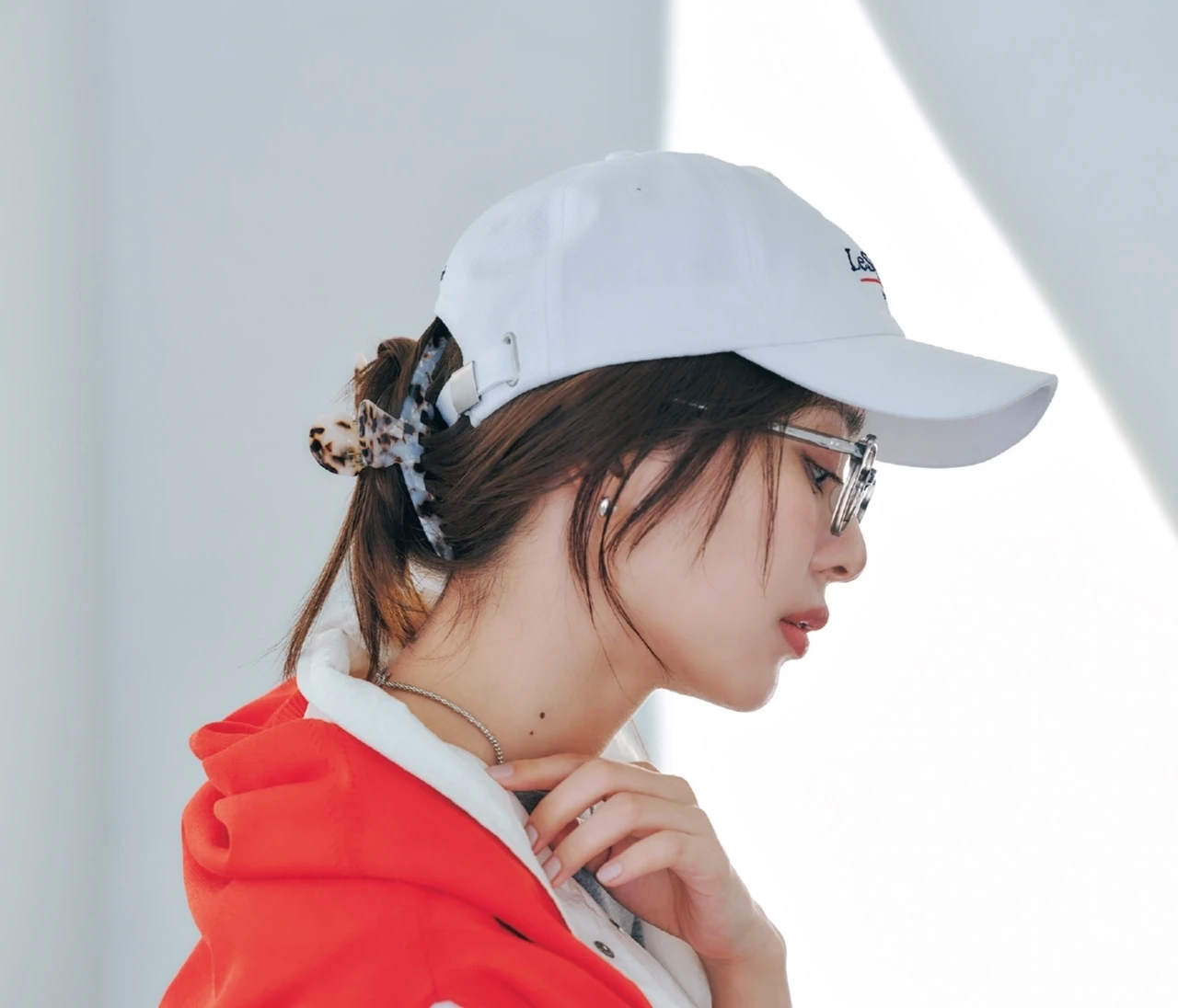 キャップを可愛くしっかり固定！ 大人女子に似合う、実用性抜群の「ねじりクリップ留め」ヘアアレンジ