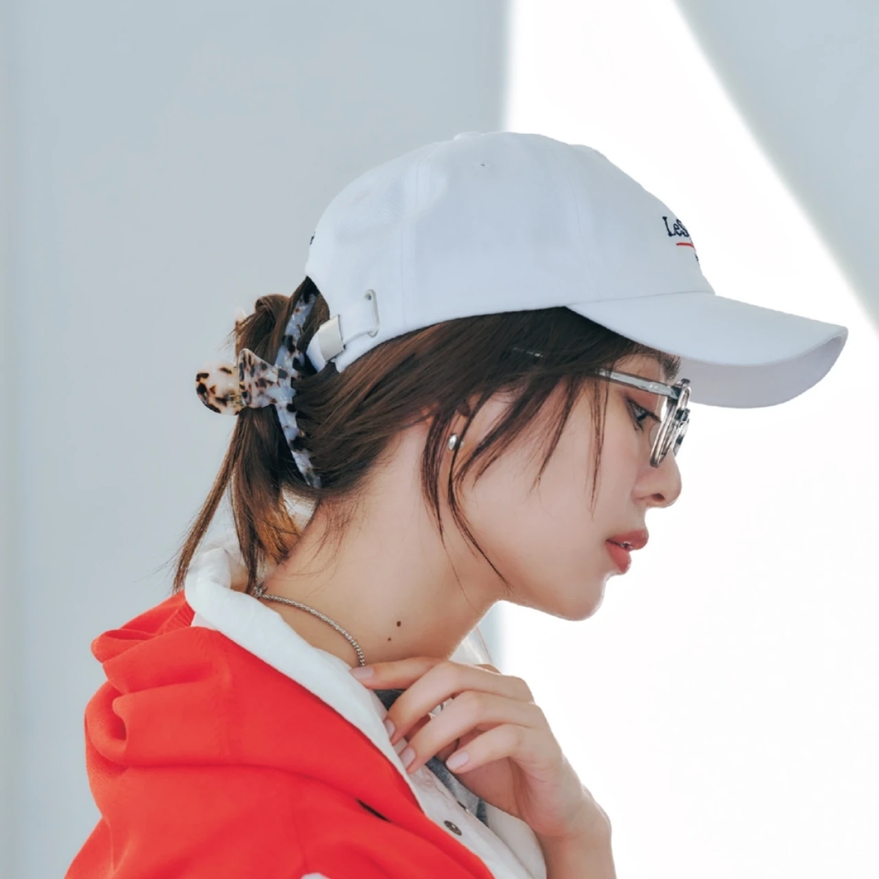 キャップを可愛くしっかり固定！ 大人女子に似合う、実用性抜群の「ねじりクリップ留め」ヘアアレンジ