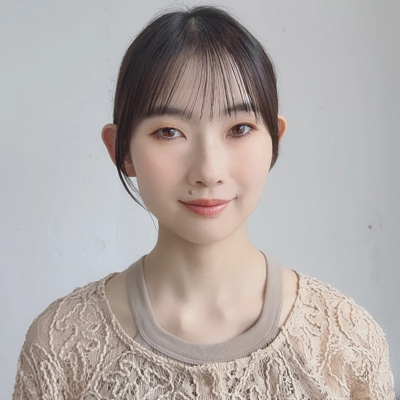 【2026年暑さ対策の涼し気ヘアアレンジ】ヘアゴム2本だけで完成！ ルーズなシンプルローシニヨン