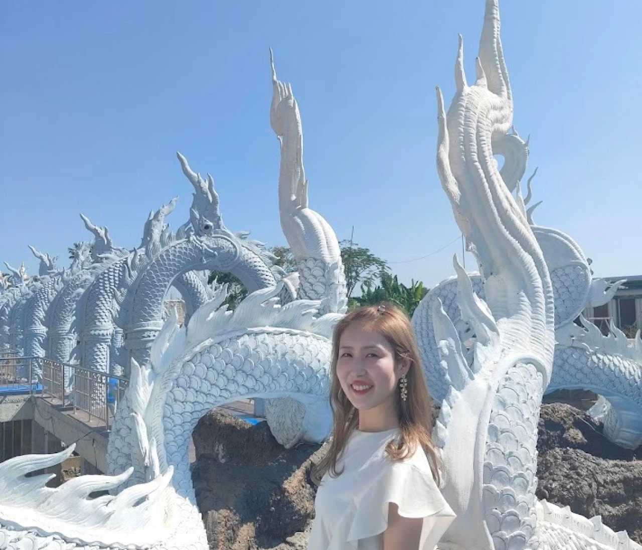 バンコク日帰り旅｜ローカルで人気のお寺「ワット・ドーンヤイ」 白龍神の壮麗な参道は一見の価値あり
