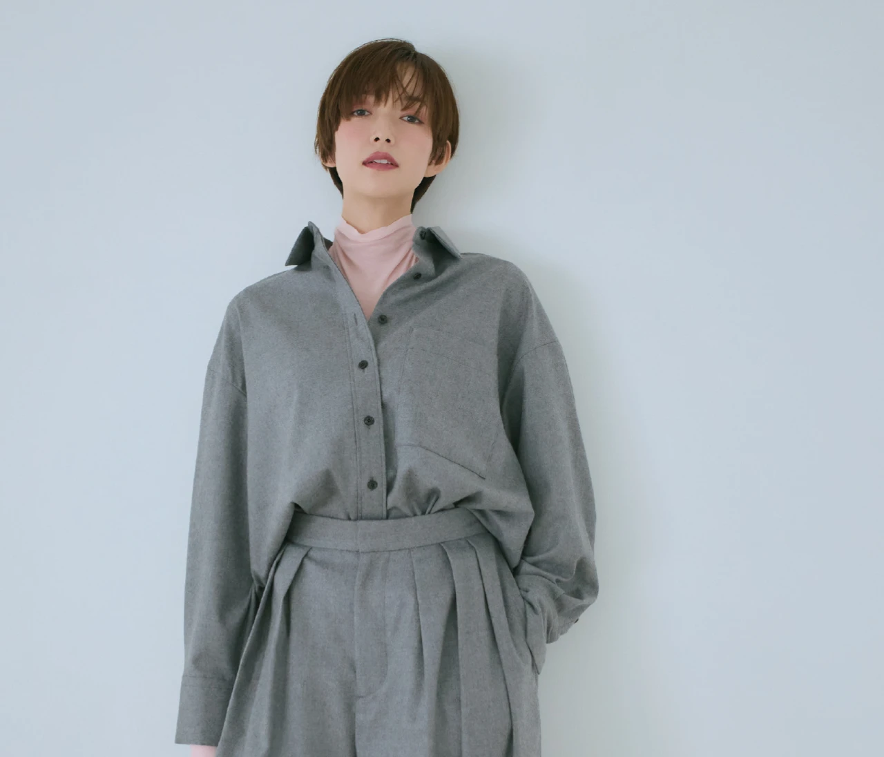 着映えるレイヤードのコツは？首もとに色を添える「透けパステル」の薄タートル