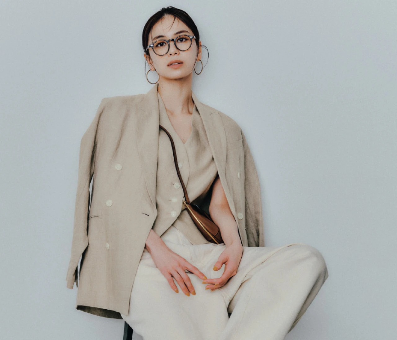 予想最高気温27度/知的なジレを起点にスタイリッシュな肌見せを楽しむ【BAILA今日のコーデ】