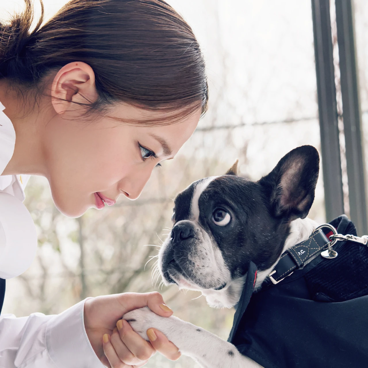 【 #川口春奈 と愛犬アムが共演】「モノトーンの相棒」白と黒のリンクコーデ