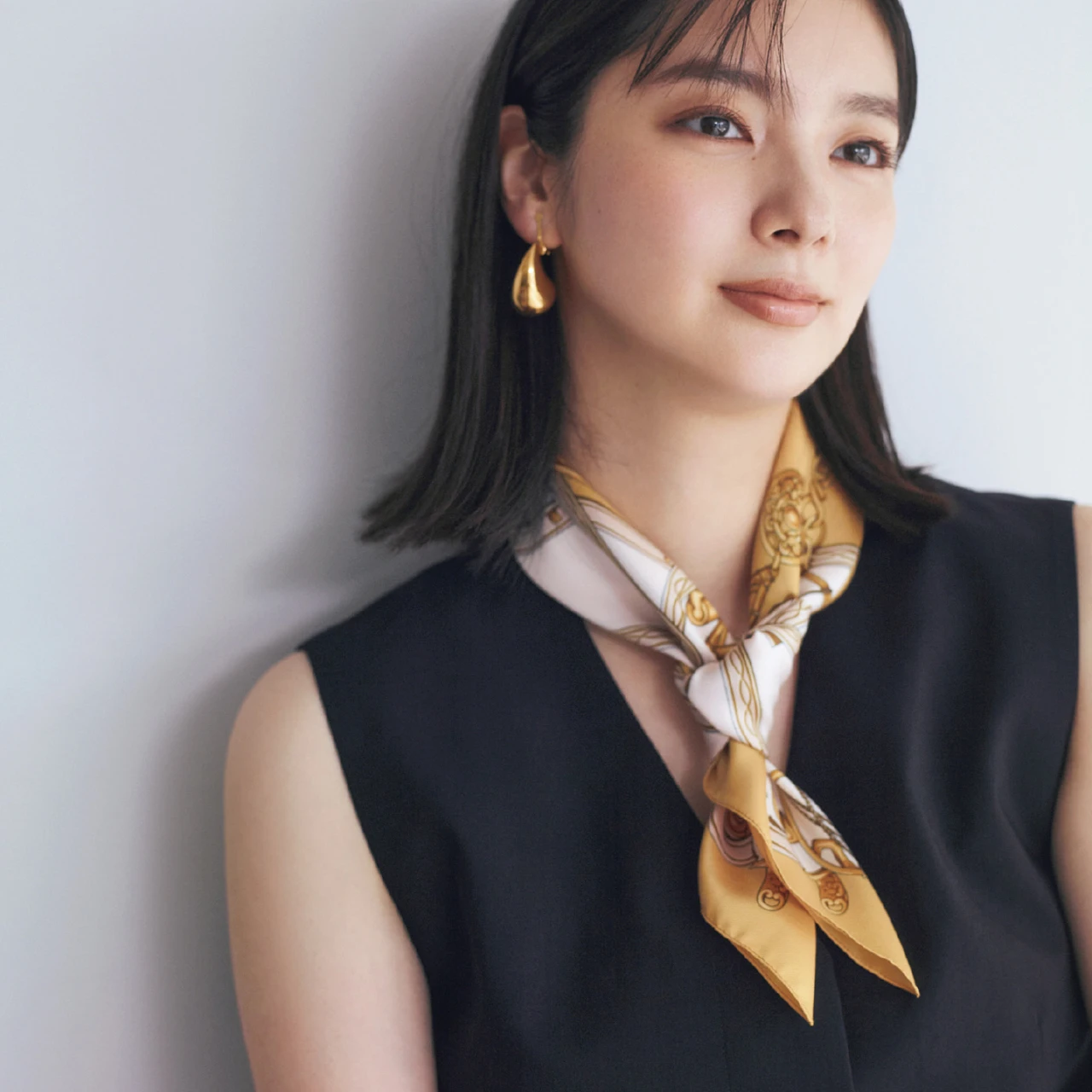 スカーフの「ネクタイ巻き」で顔まわりすっきり!【「スカーフ上手」になりたい!】