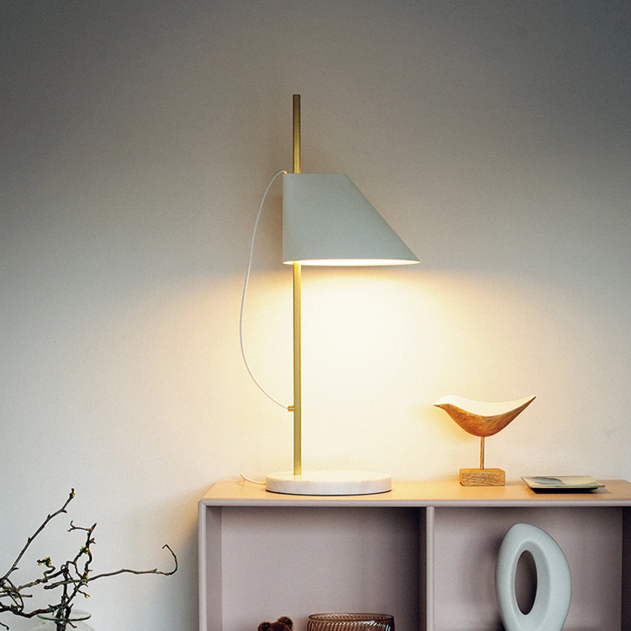 【インテリア雑貨の飾り方2】デスクトップ照明をプラスして自宅を心地よく