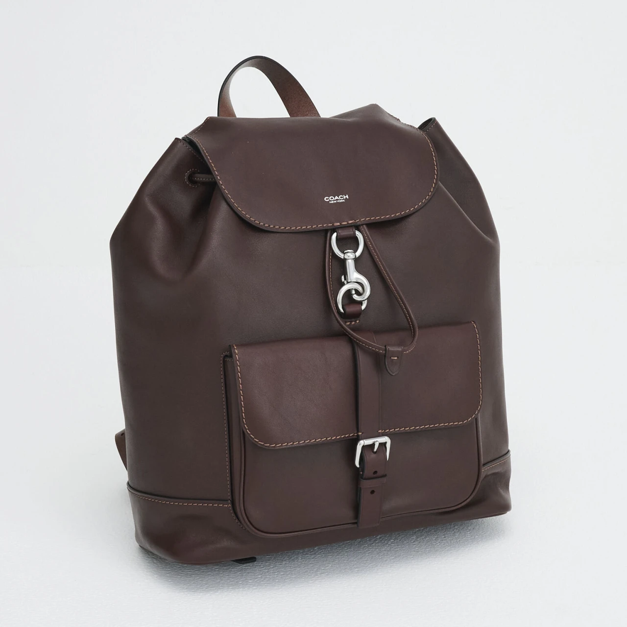 「コーチ」のレザーリュックで通勤スタイルを品よくクラスアップ！【優秀通勤リュック】
