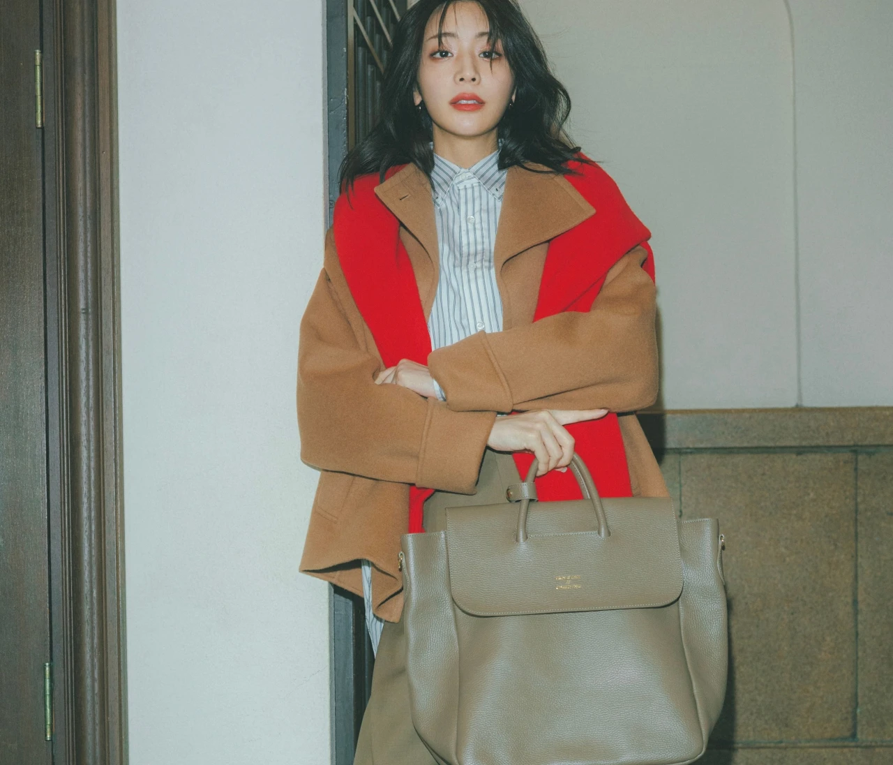 【大きめトートコーデ】持つだけでこなれる注目のビッグバッグ【BAILA今日のコーデ】