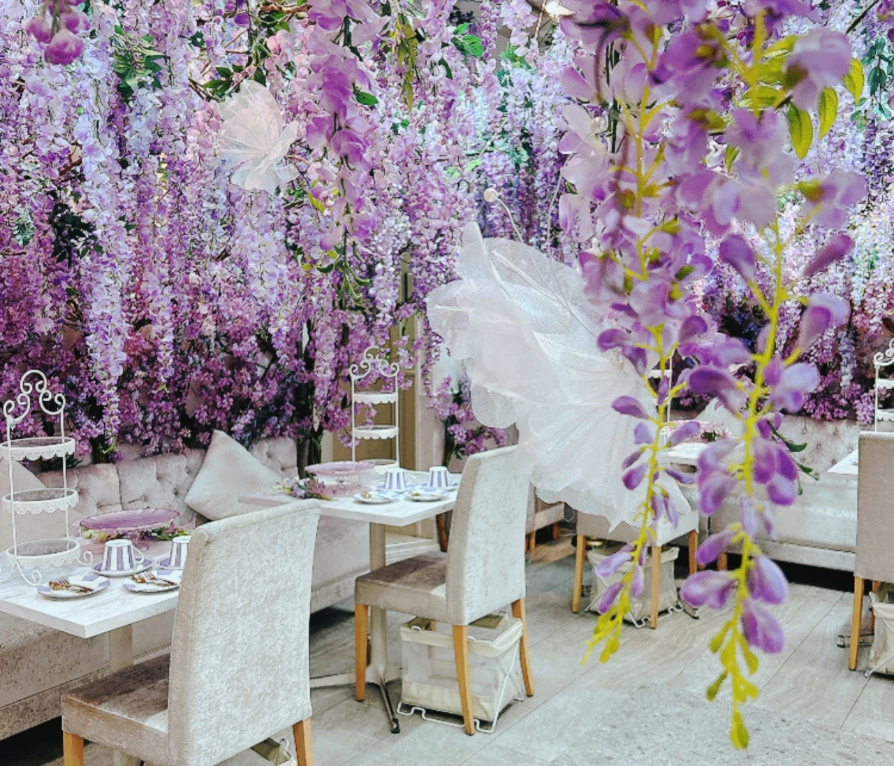 【表参道で楽しむアフタヌーンティー】約3000本の藤の花が降り注ぐ夢のような空間で…｜HAUTE COUTURE CAFE