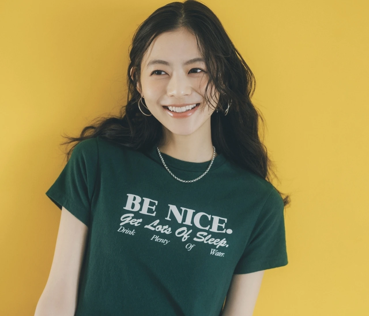 【ロゴTシャツコーデ】旬顔の“ちびＴ”も渋めのグリーンなら大人向き【BAILA今日のコーデ】