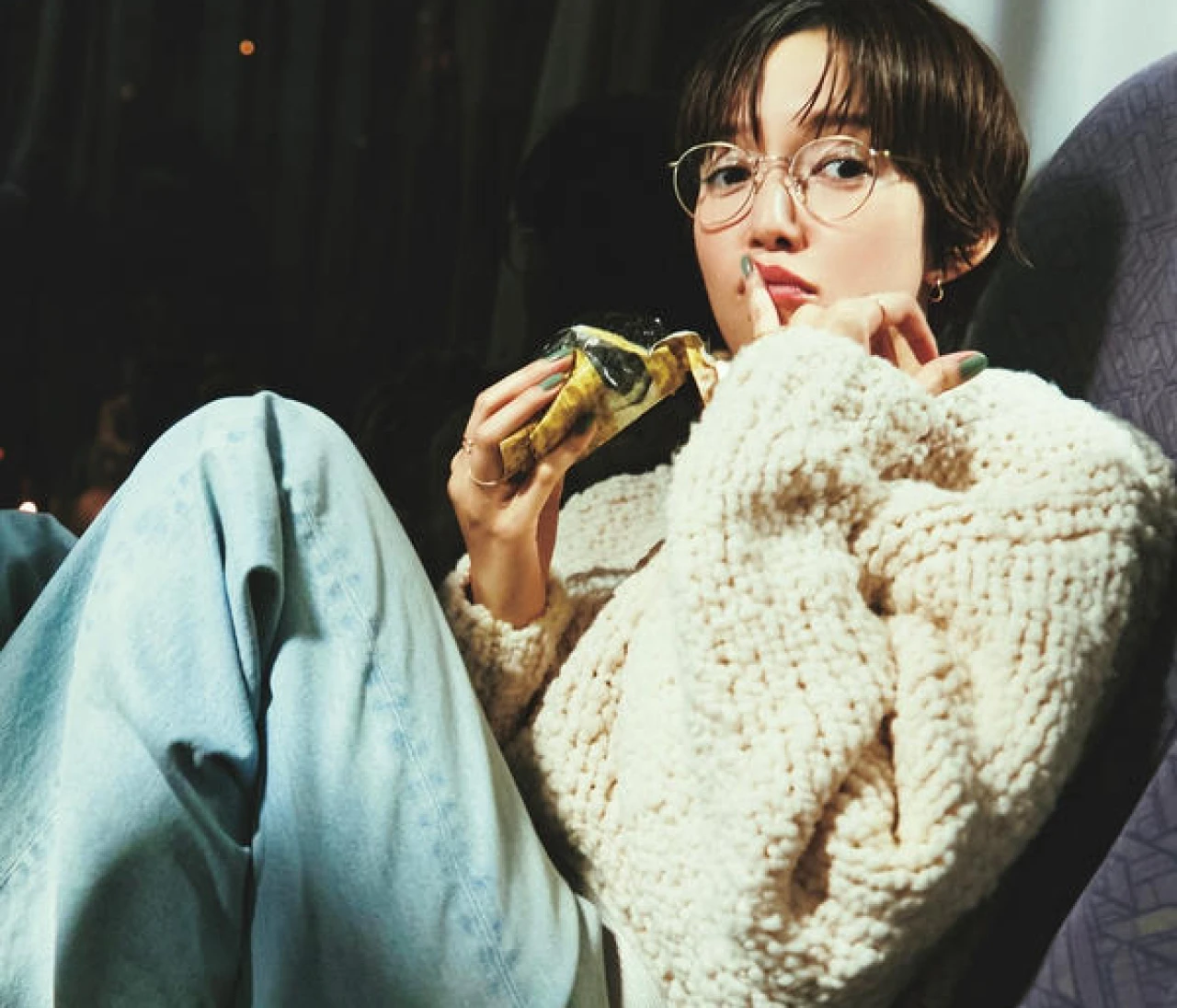 【ニット×デニムのコーデ】ふっくらやわらかなニットが休日の相棒【BAILA今日のコーデ】