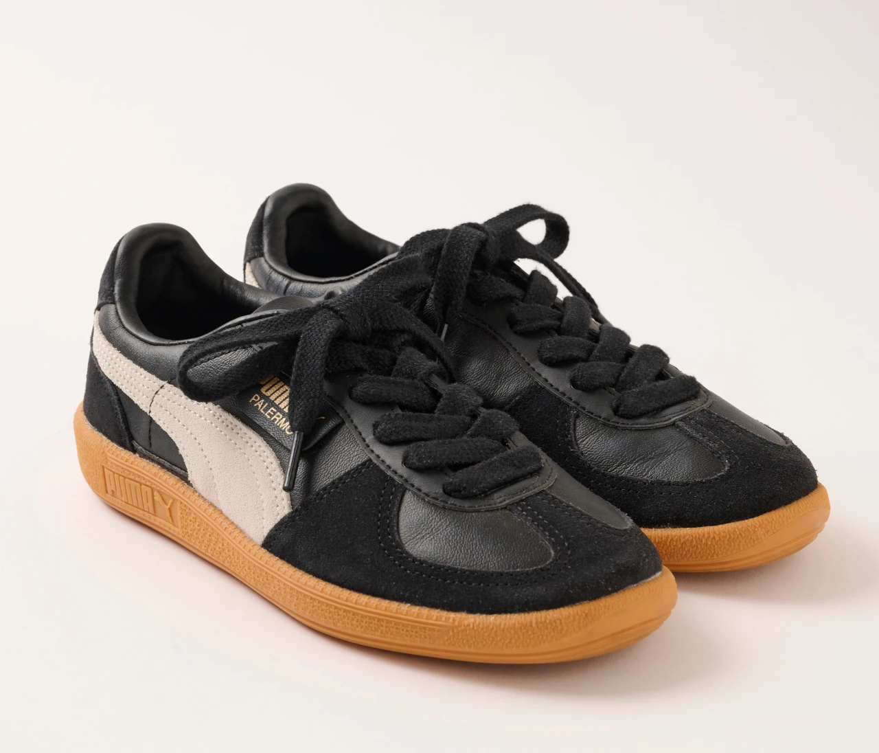 【プーマ】黒レザーの名品パレルモ。大人っぽさと歩きやすさを両立【きれいめ派の通勤・休日スニーカー】