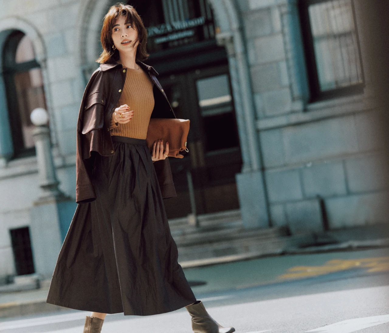 定番の「ぴたニット×ふわスカート」コーデは品よく女性らしくどんなシーンでも好印象確実！今っぽくする方法は？ 