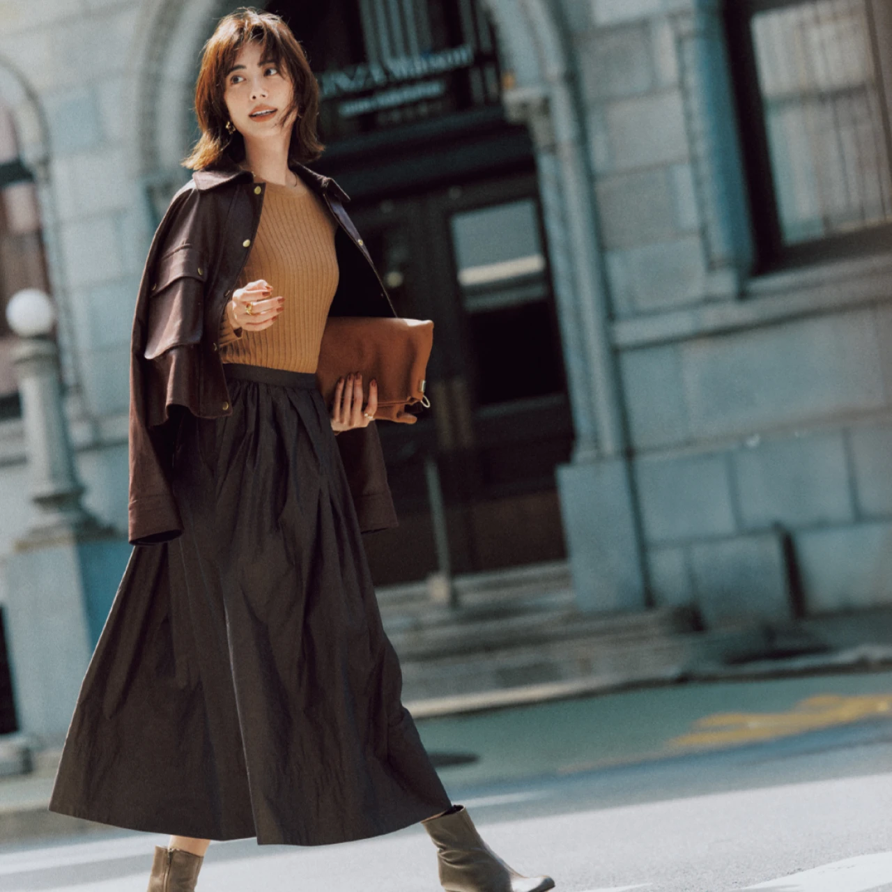 定番の「ぴたニット×ふわスカート」コーデは品よく女性らしくどんなシーンでも好印象確実!今っぽくする方法は?