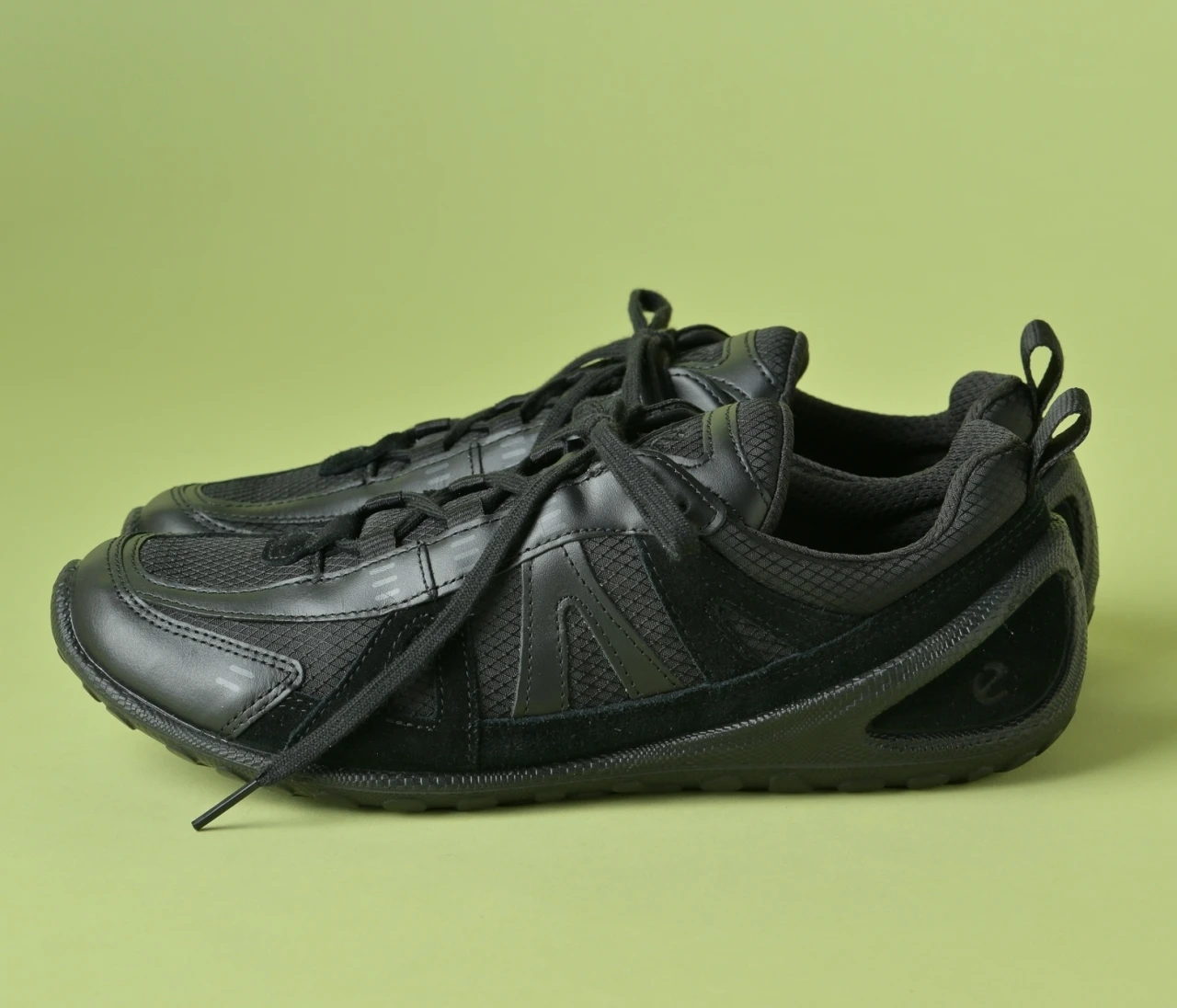 たくさん歩く日に選びたい「ECCO（エコー）」の薄底スニーカー【きれいめ服に似合う黒スニーカー】