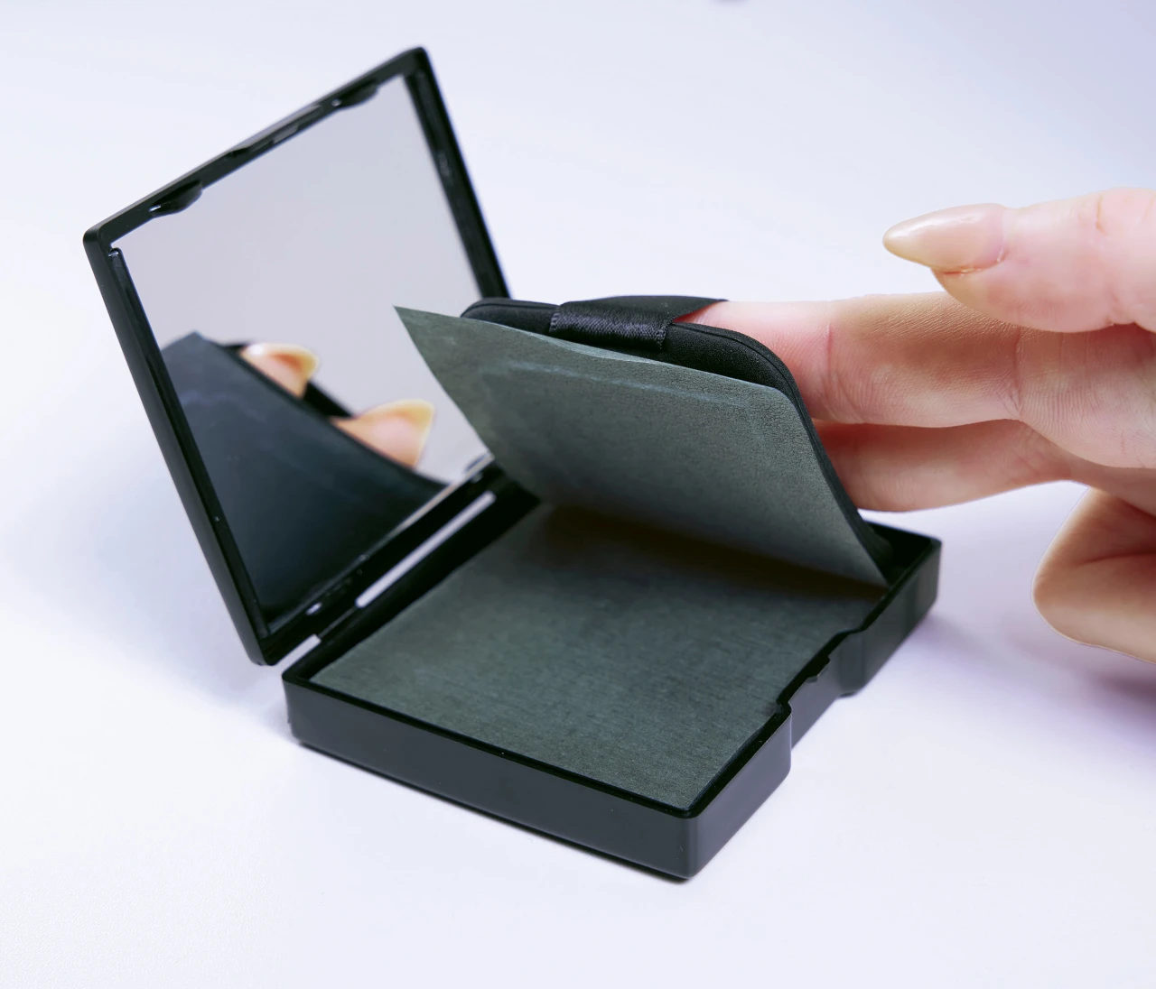 猛暑のテカりとメイク崩れに最新あぶらとり紙!「コジット」の「NOPO.オイルブロックペーパーパフ チャコール」の皮脂&汗オフの仕組みが画期的!【30代の三つ星プチプラコスメ】