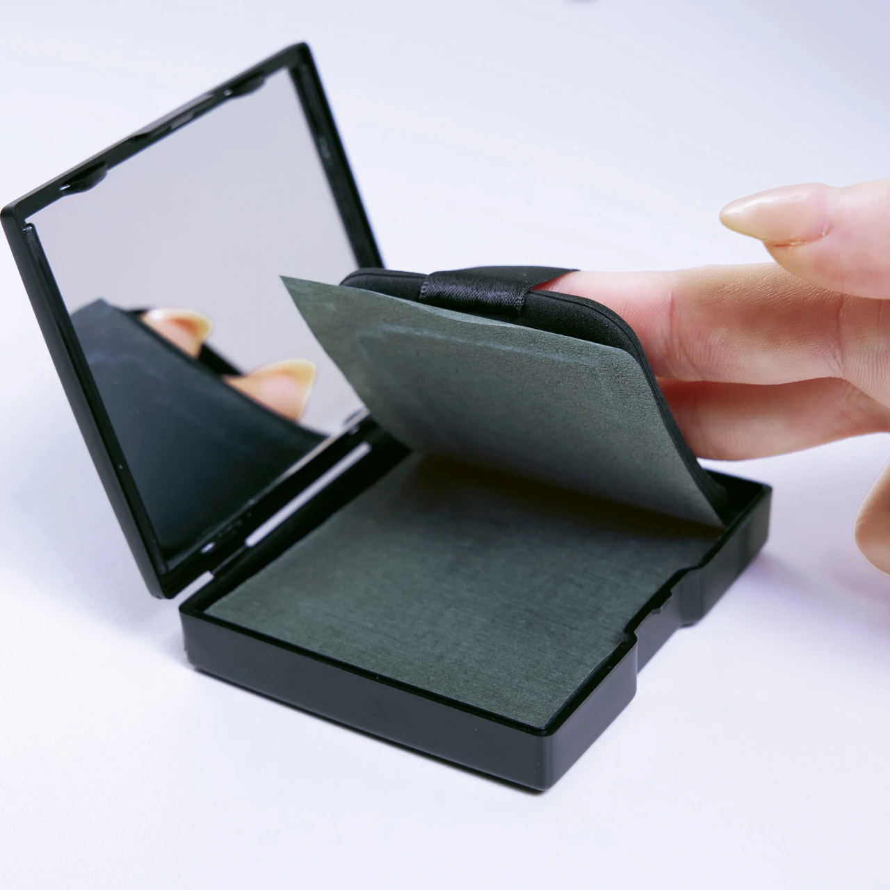 猛暑のテカりとメイク崩れに最新あぶらとり紙！「コジット」の「NOPO.オイルブロックペーパーパフ チャコール」の皮脂＆汗オフの仕組みが画期的！【30代の三つ星プチプラコスメ】