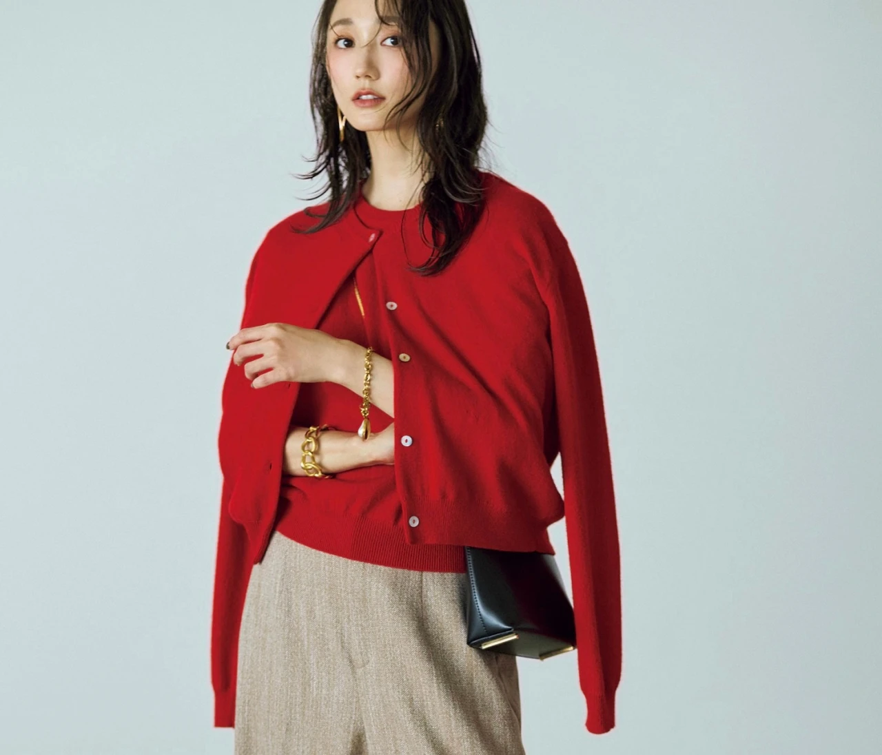 予想最高気温28℃/生地感があり体が泳がないノータックパンツはスタイルアップも楽々【BAILA今日のコーデ】