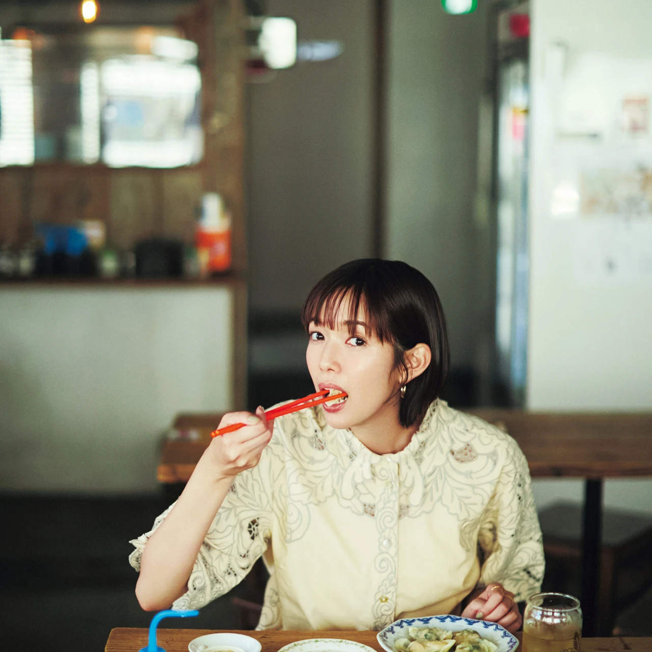 駒込のレトロモダンな台湾料理店「also」で佐藤栞里が台湾ワンタンに舌鼓【もぐもぐしーさんぽ】