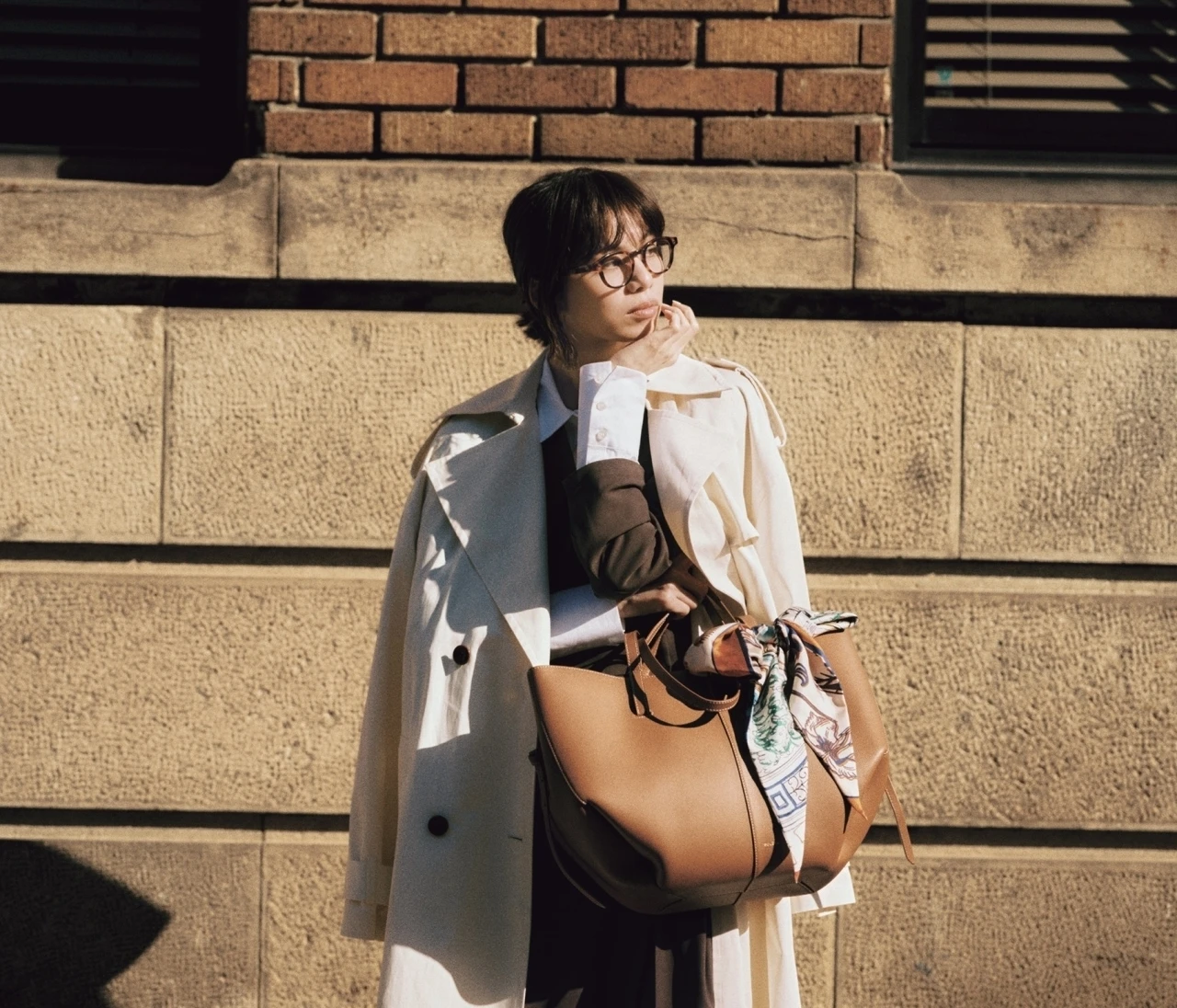 【旬バッグコーデ】持つだけで鮮度が上がる舟形ウォルナットバッグに注目【BAILA今日のコーデ】