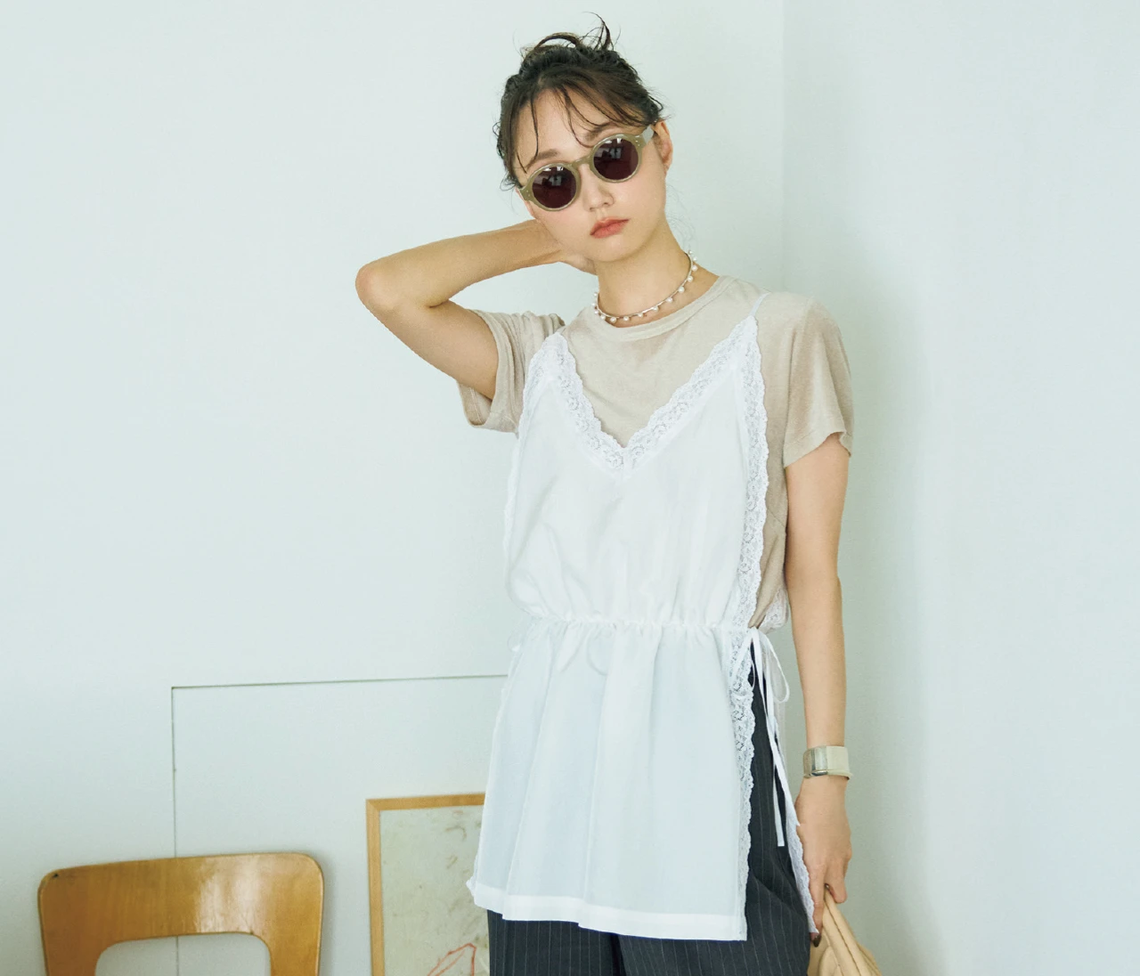 【体型お悩み別・おすすめワイドパンツ】下半身をすらっと細く見せたいならピンストライプ柄パンツを