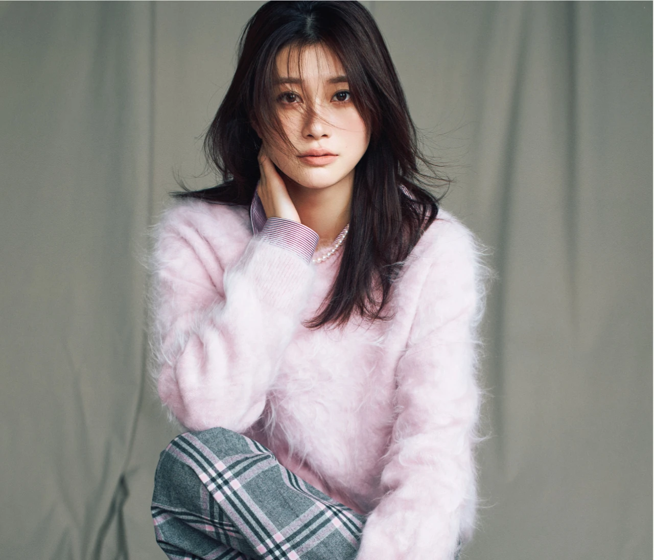 【生見愛瑠さんが着こなすチェック柄】グレーベースのボトムで品よくレディに