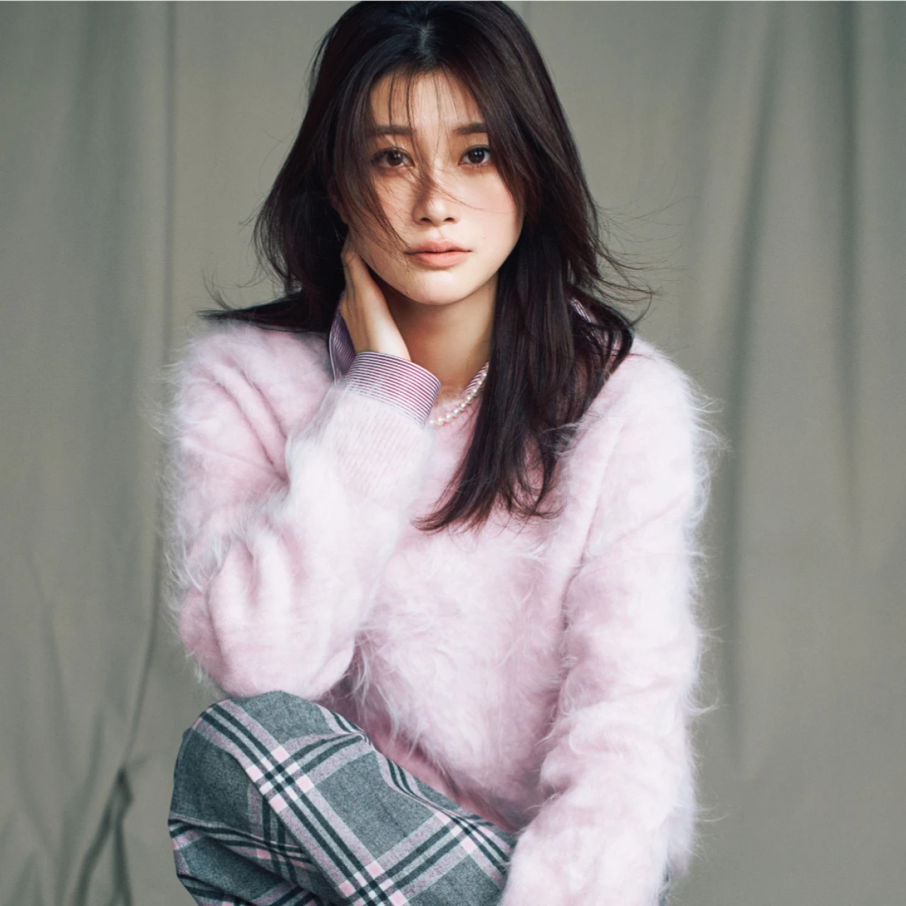 【生見愛瑠さんが着こなすチェック柄】グレーベースのボトムで品よくレディに