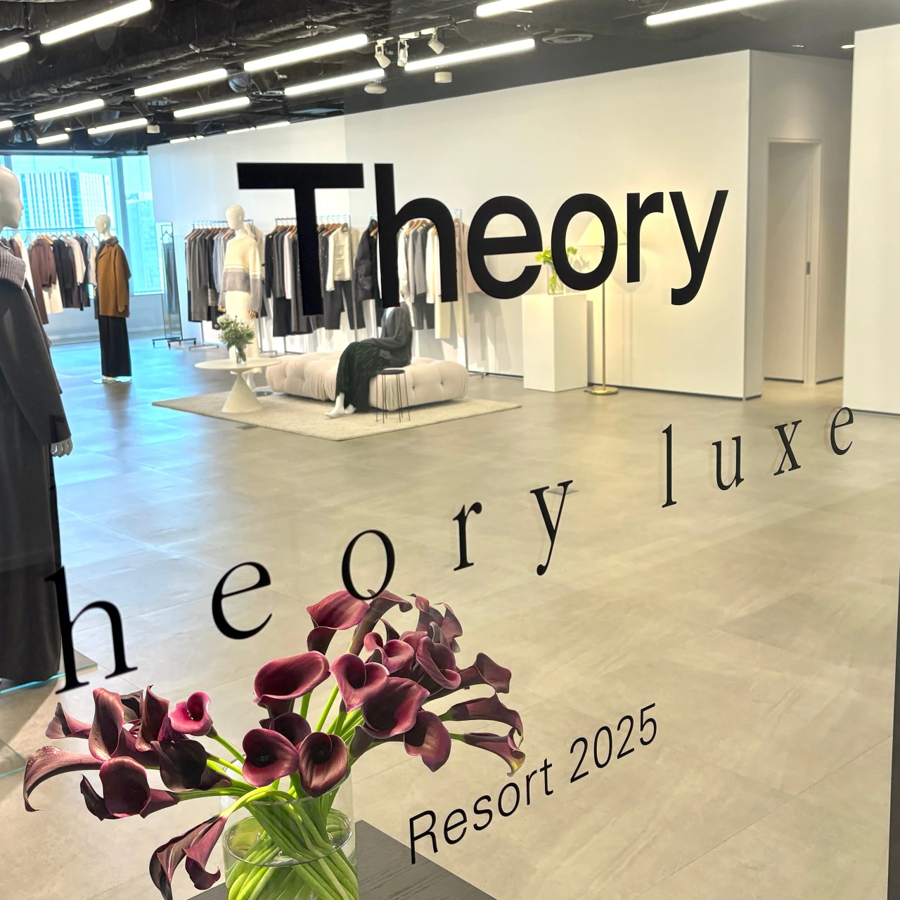 【Theory(セオリー)】2025年秋冬新作展示会レポ!日常からホリデーシーズンまで使える、サテン&ニットなアイテムが大豊作!