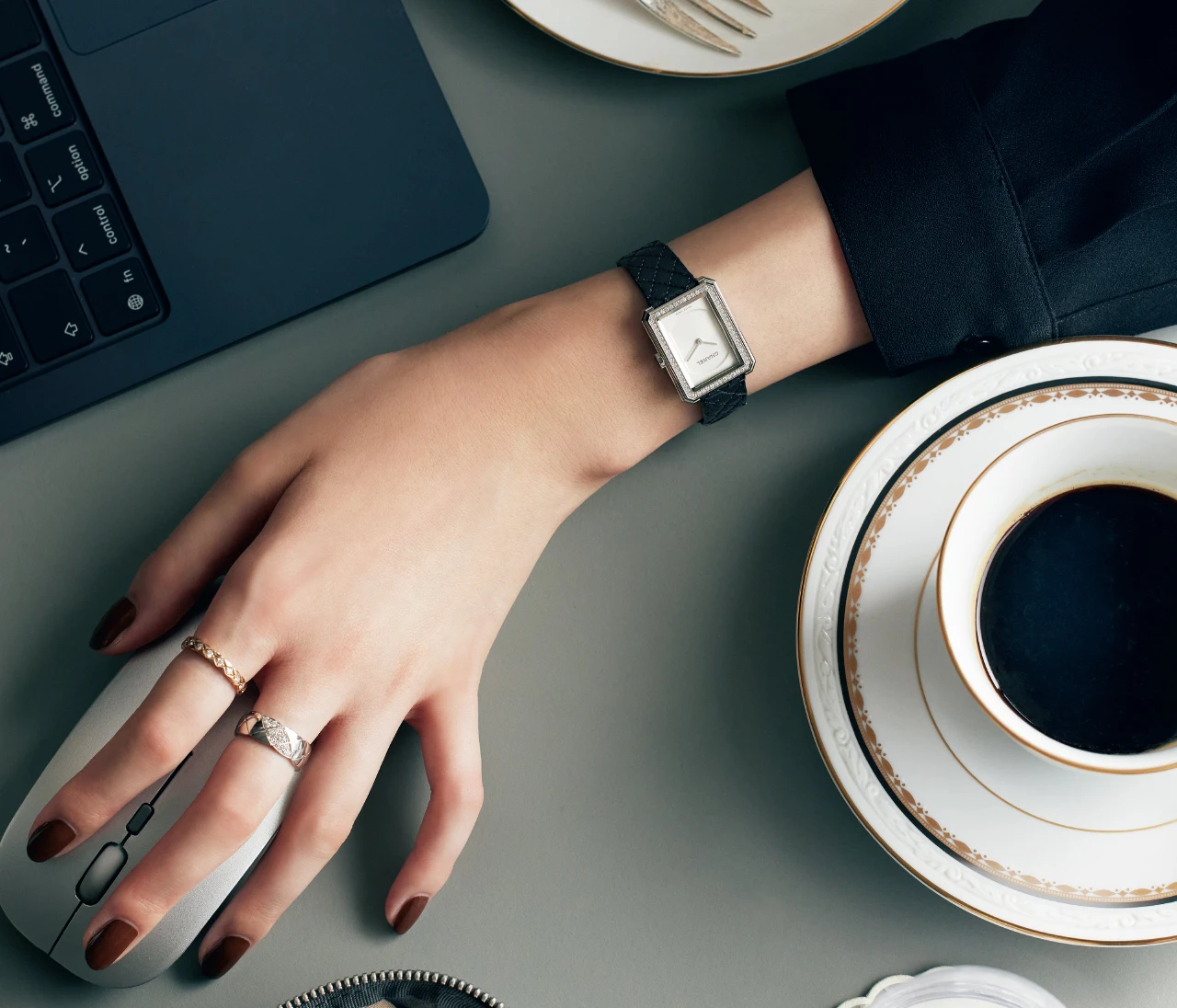 【シャネルの名品腕時計】マスキュリンな佇まいが女性らしさを引き出すシャネルの「ボーイフレンド」