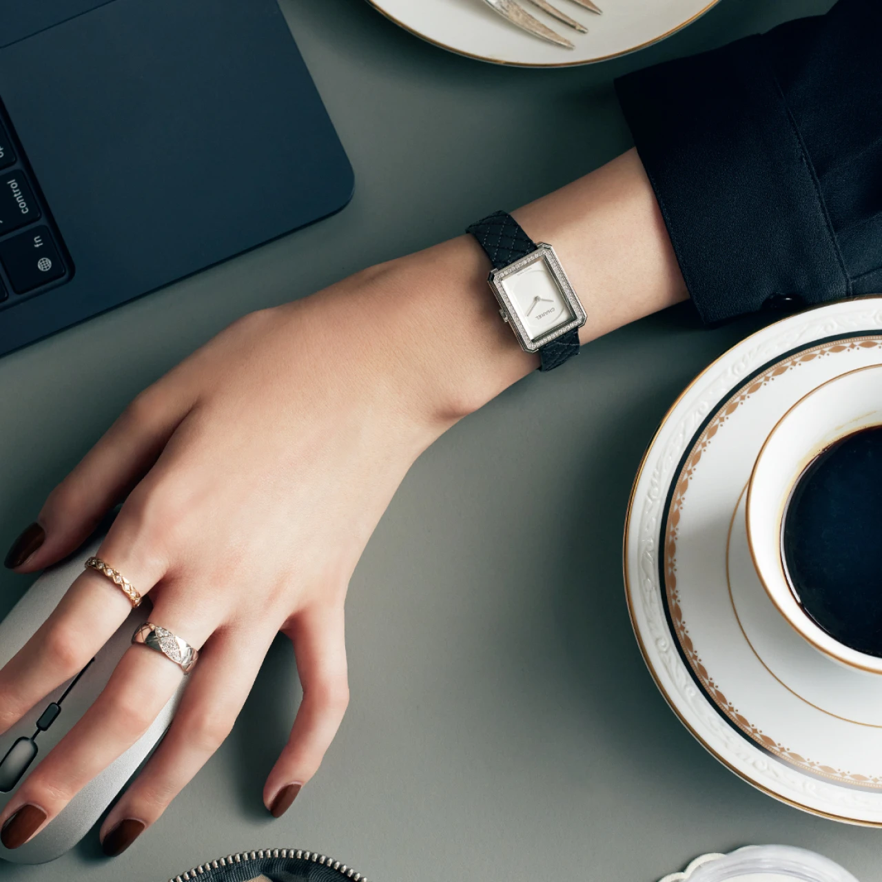 【シャネルの名品腕時計】マスキュリンな佇まいが女性らしさを引き出すシャネルの「ボーイフレンド」