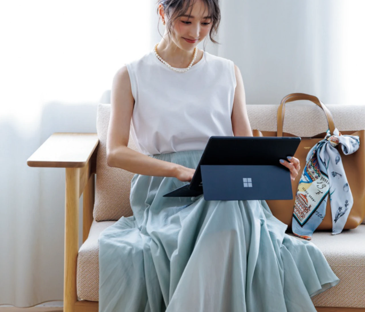 予想最高気温28度/お疲れ気味の金曜日は白トップスに頼って【BAILA今日のコーデ】