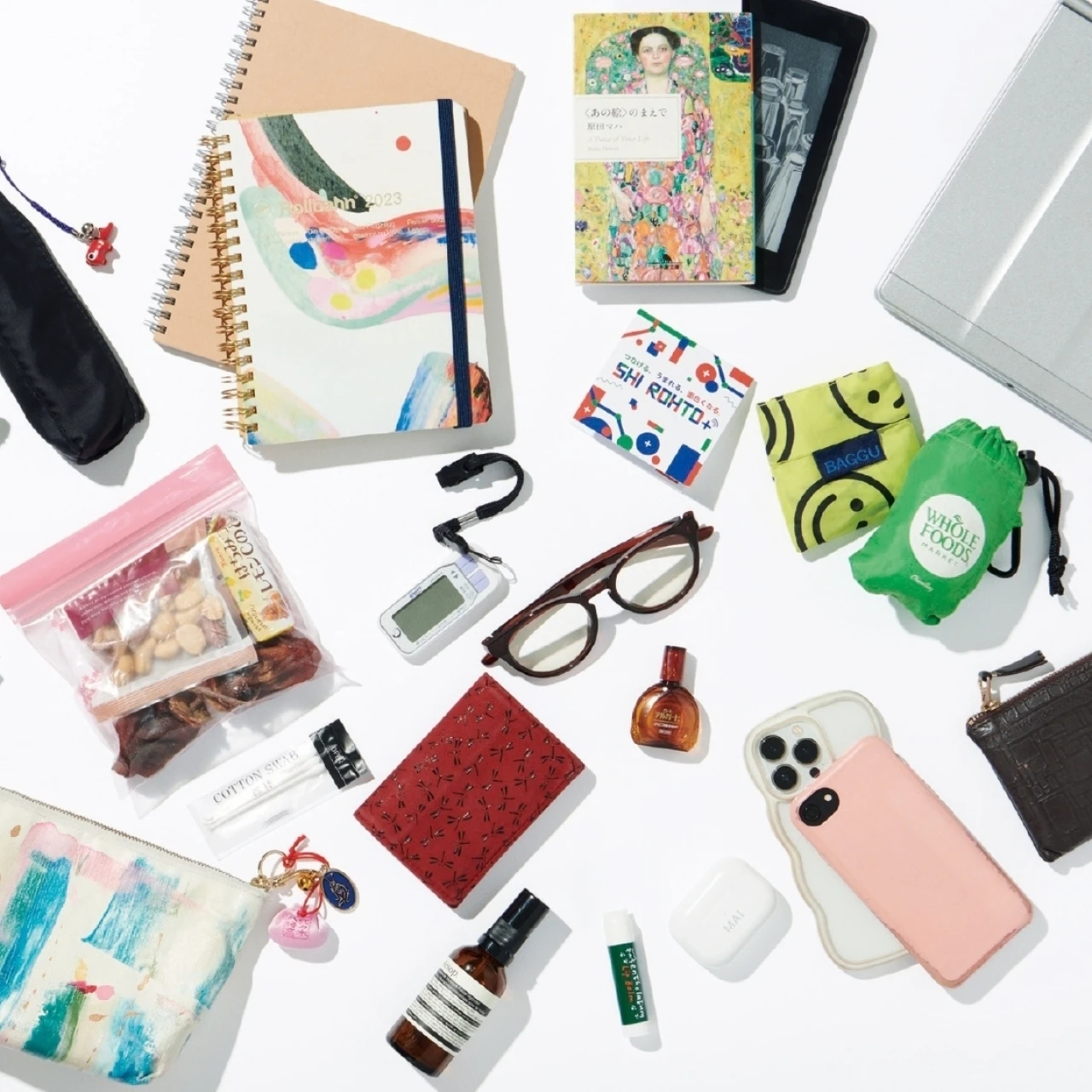 【働く女性のバッグの中身まとめ】会社の中での働き方も十人十色。通勤スタイルもプライベートも、バッグの中身を通して見えてくる!