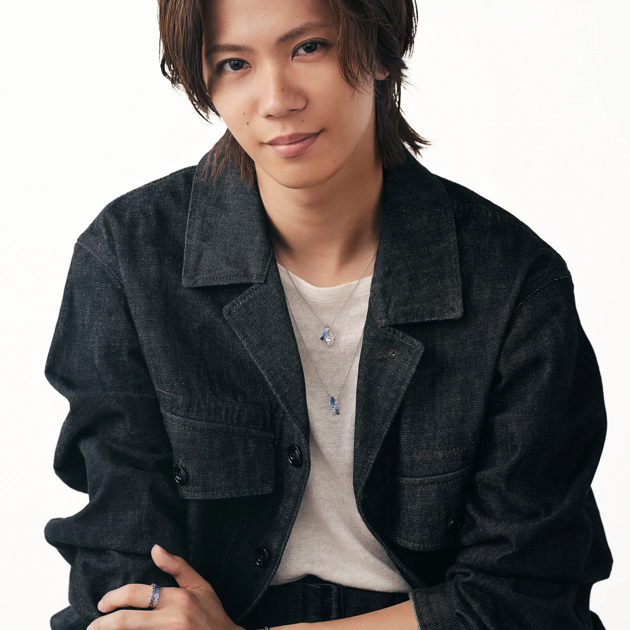 【ミキモト】神宮寺勇太さんが最新キャンペーンに登場!サファイア×デニムの爽やかなルックを披露