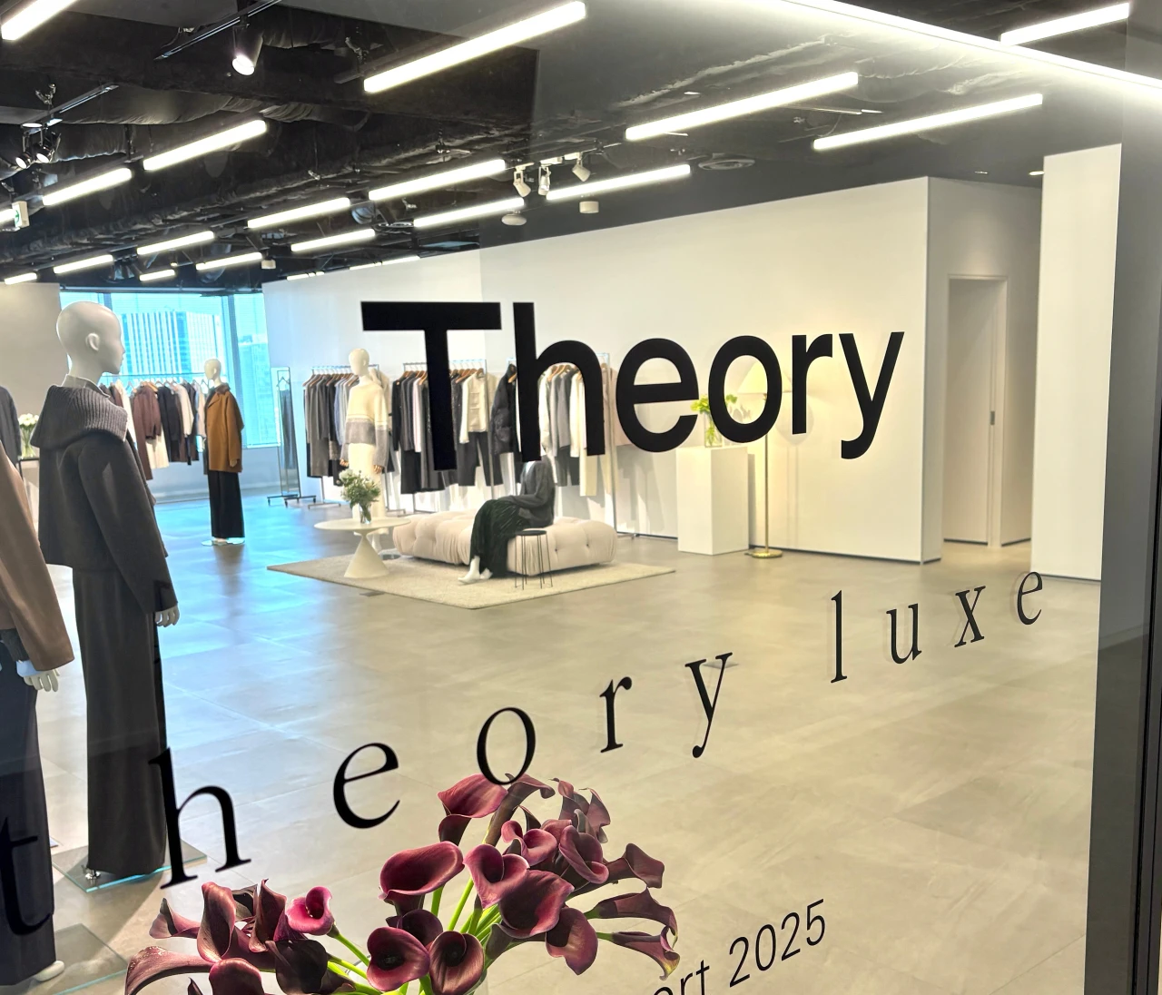 【Theory（セオリー）】2025年秋冬新作展示会レポ！日常からホリデーシーズンまで使える、サテン＆ニットなアイテムが大豊作！