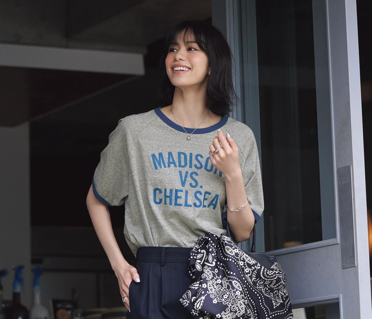 【Tシャツ×ジュエリーコーデ】チャーミングに着地する、ツヤッと丸っこい”可愛いシルバー”が本命【BAILA今日のコーデ】